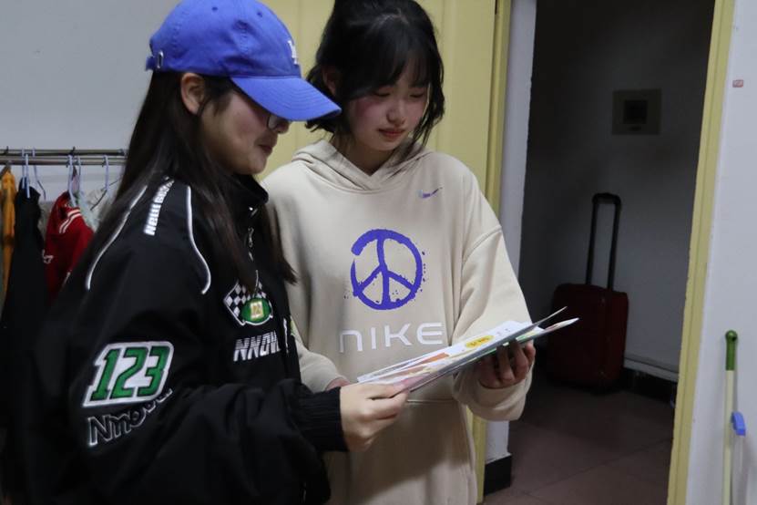 图片包含 人, 室内, 女人, 站描述已自动生成