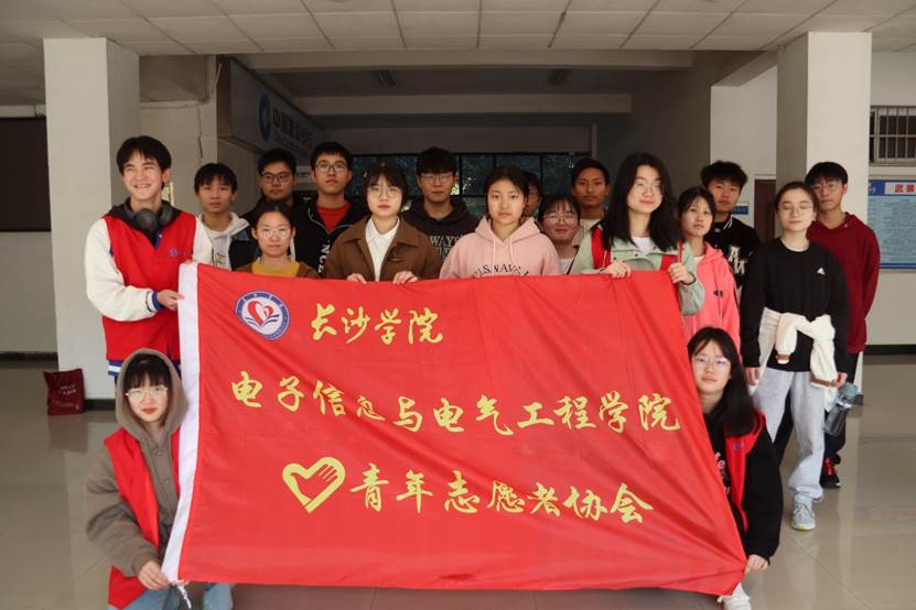一群人站在台上低可信度描述已自动生成