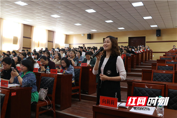 2019年赴龙山县开展语言扶贫培训全县150余名中小学老师现场_副本.jpg