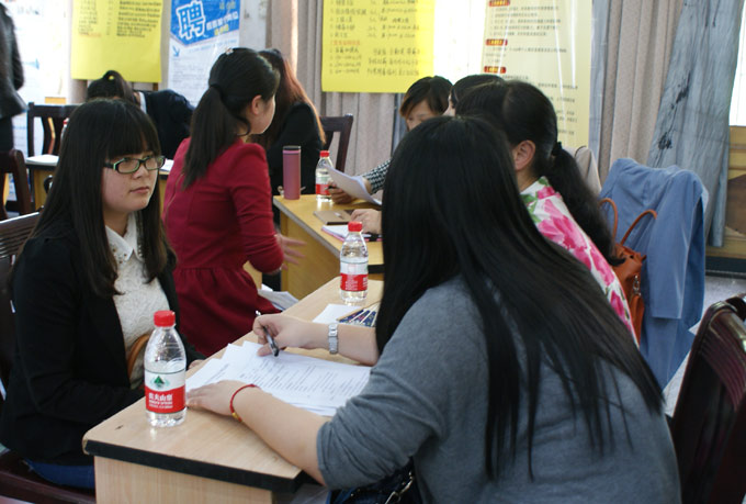 张镇招聘_张镇妇女专场招聘会开到家门口(3)