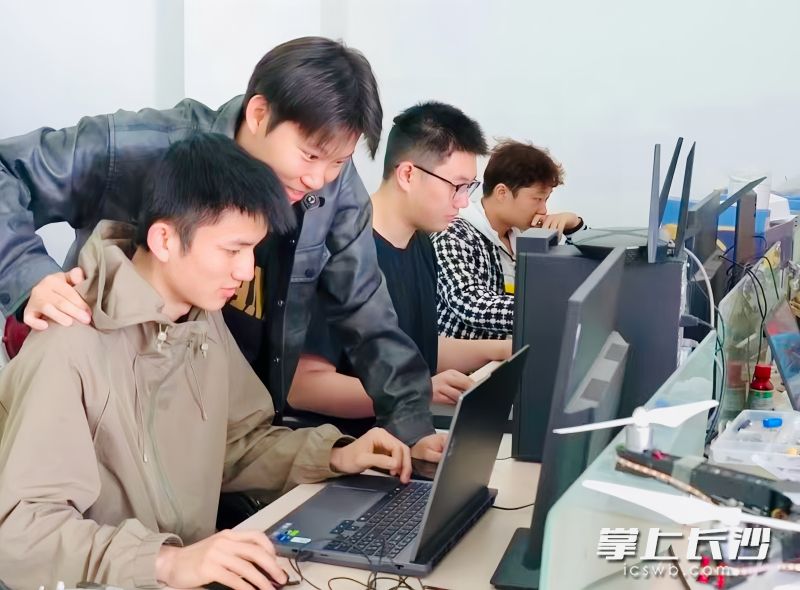 刘保男(左二)带领几个学生伢创办的企业连续获得国家级“高新技术企业”称号。 均为长沙晚报通讯员 张奇涛 摄