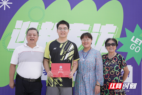 新生与家人在校园里的打卡点合影留念,记录成长重要时刻 摄:金喜_副本.jpg