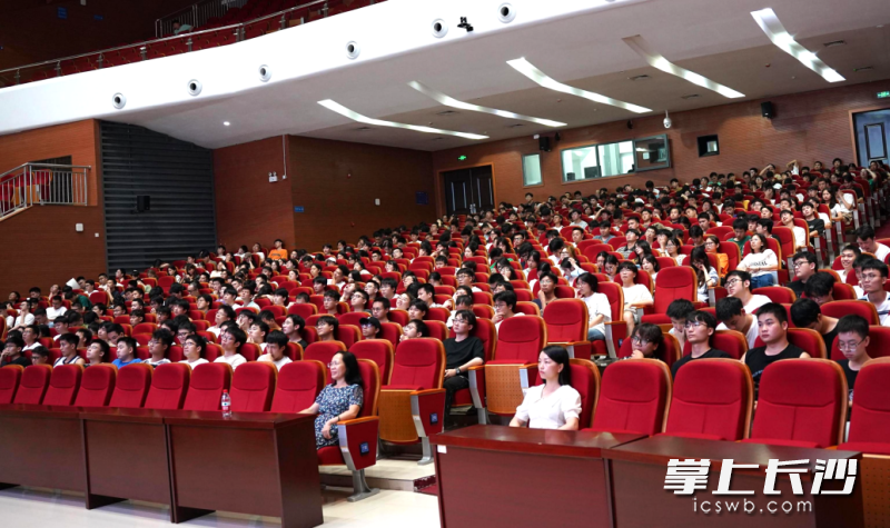 就业沙龙吸引600余名即将面临就业的大三大四学生参加。