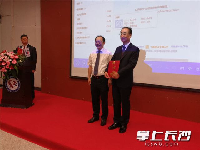 今天,韩国龟尾市市长张世龙(右)率团到长沙学院开展交流,并接受长沙学院杨小云校长(左)颁发的“荣誉教授”聘书。长沙晚报记者 黎铁桥 摄