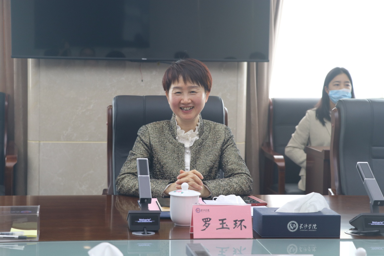 开福区区委书记罗玉环一行来校调研