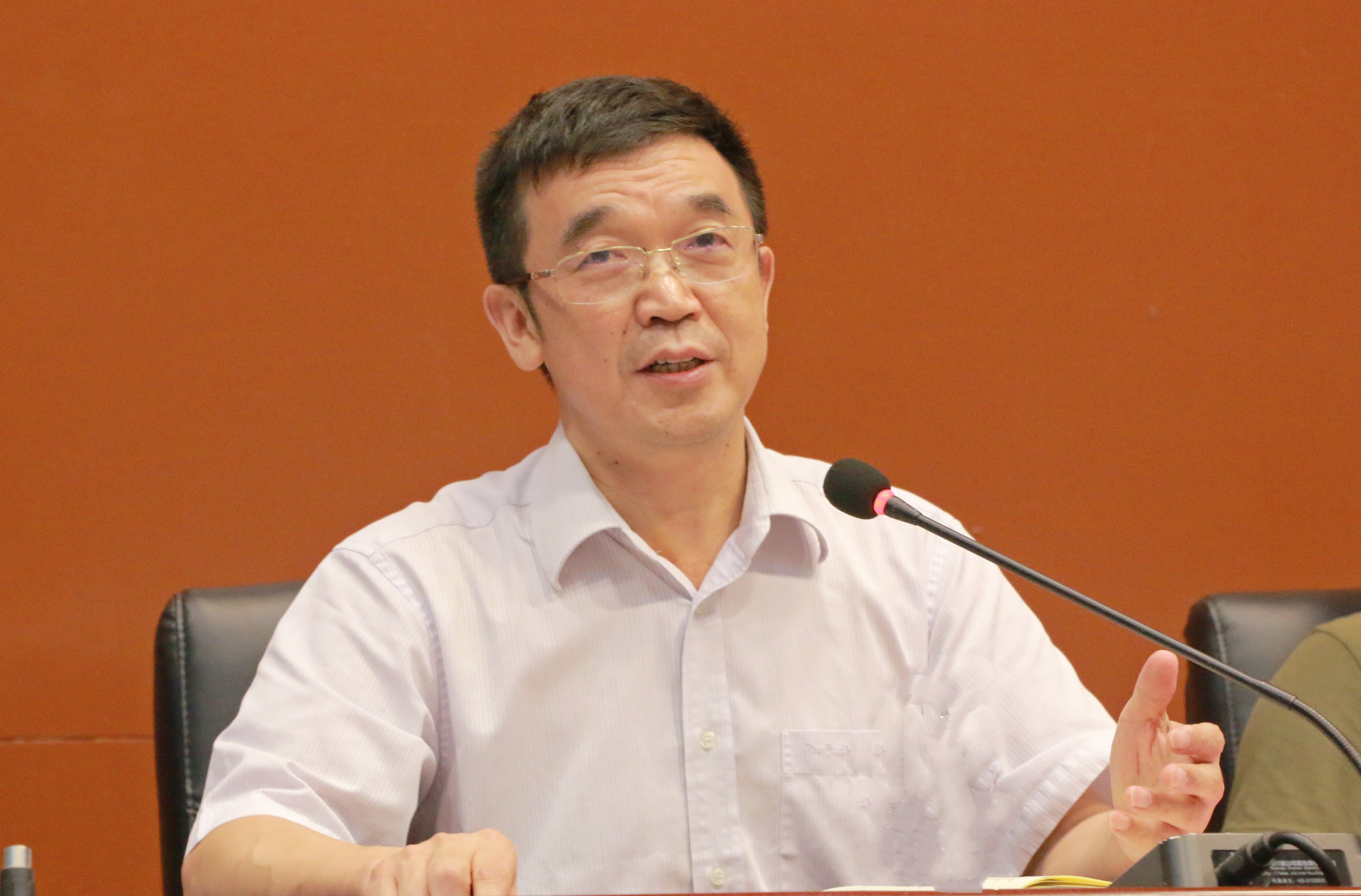 暑假维修总指挥,副校长周明侠对学校各职能部门以及