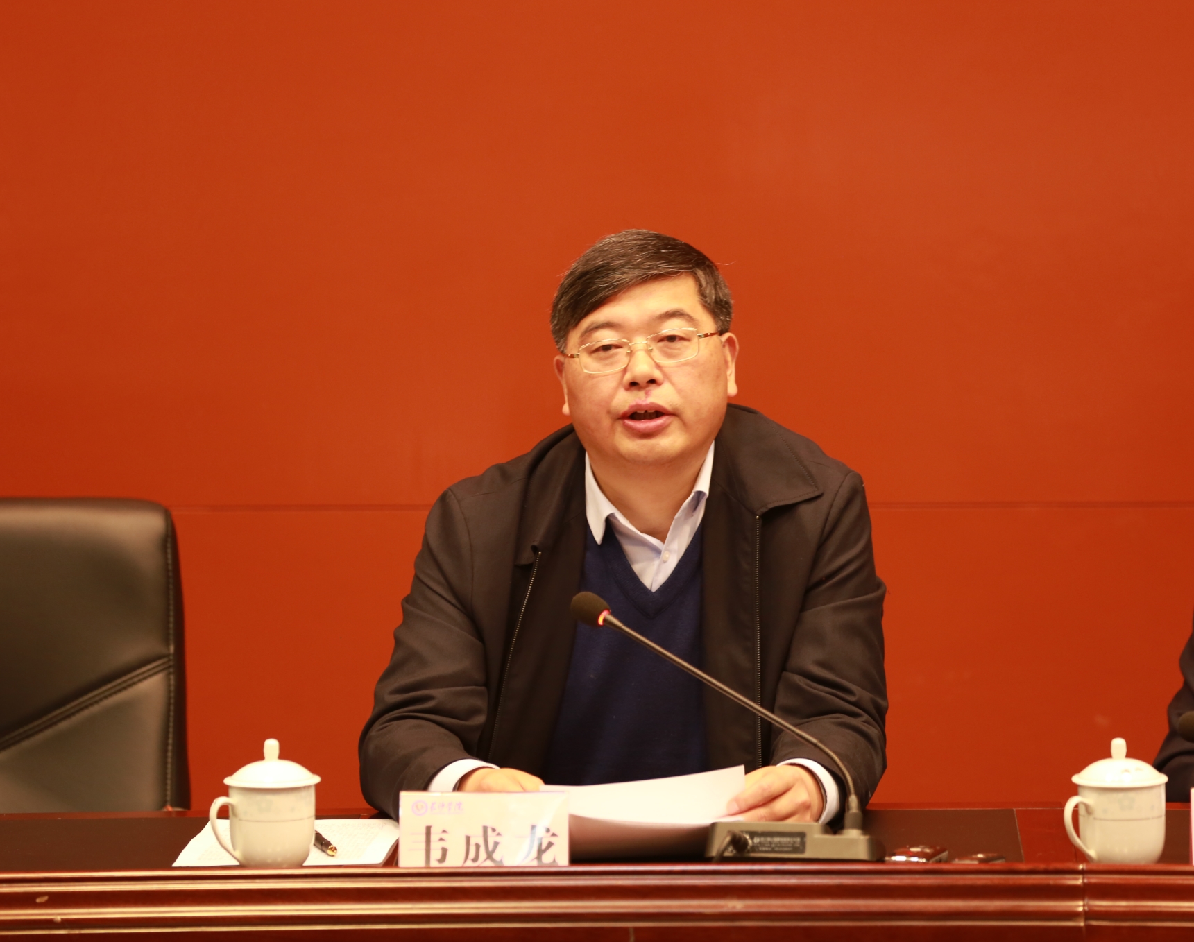 会上,书记,校长一致要求:要以满腔热情,昂扬激情,务实的作风,抢抓